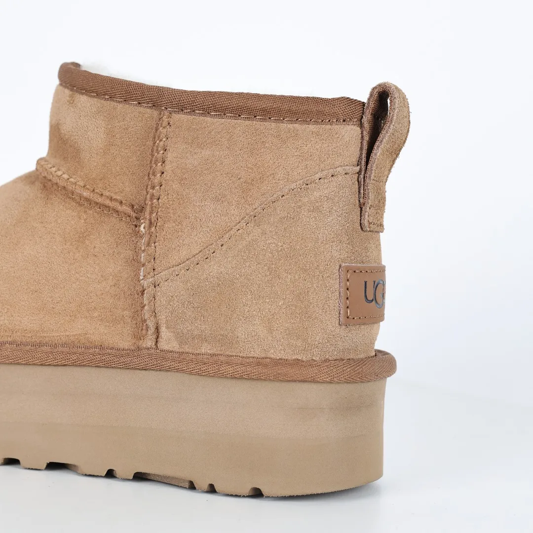 Pick up locally 💰560 The core recommendation is good price UGG Thick-soled short style Zhou Dongyu Same style series Xiaohongshu hot model Henan Longfeng leather production Sheepskin and wool integrated Top quality in the market 2-3 cm cashmere insole to keep warm in winter and suitable for home use UUG has launched a style series in the new year, partially skewed towards the preferences of young consumers, and has also been at the forefront of fashion trends. Shoe body material Water-repellent coated suede upper 17mm UGGPURE™ implanted wool insole Lightweight non-slip comfortable rubber outsole With brand LOGO Trademark Comes with full packaging Size: 35 36 37 38 39 40
